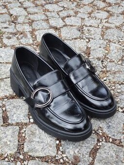 čierne lakované poltopánky, veľkosť 40