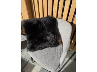 Vankúš z ovčej kožušiny