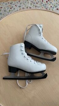 Dievcenske ladove korcule