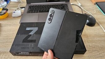 Rozbitý Samsung Galaxy Z Fold 3 na diely