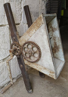 Starý ručný DRVIČ hrozna - Mlynček na hrozno