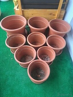 Predam plastove kvetinace