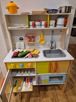 Drevena kuchynka s vybavou