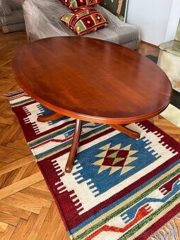 Anglicky konferenčný stolík