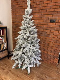 Zasnežený vianočný stromček