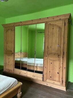 Borovicová skriňa z masívu