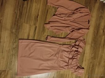 Púdrové šaty s kabatikom