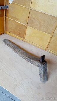 Starožitný naklepávač na kosu