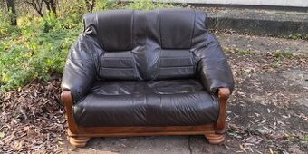 Kožená dvojsedačka s masivním dřevem