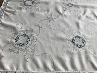 damaškový  vyšivaný obrus 85x88cm
