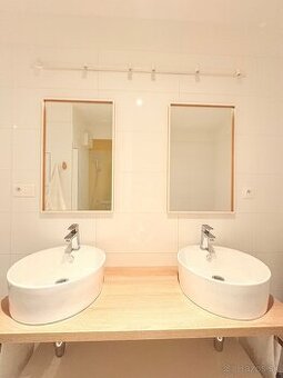 Predám kúpeľňovú skrinku s umývadlami, batériami a zrkadlami