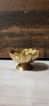 vintage mosadzná miska v tvare lotosového kvetu na podstavci