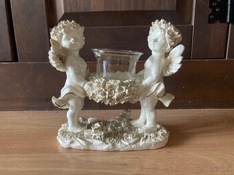 Svietnik v tvare anjelov