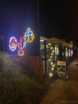 veľké neónové tabule