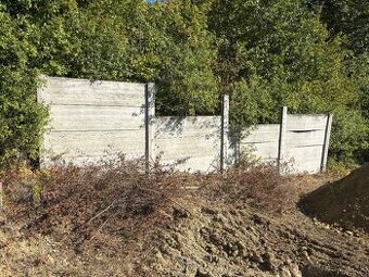 Betónový plot - 22m dlhý, 2m vysoký