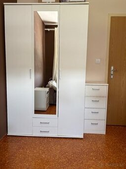 Predám šatnikovú skriňu a dalšie