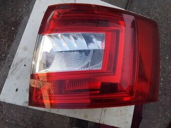 SKODA OCTAVIA 3 COMBI ZADNE PRAVE SVETLO 5E9 945 096 A
