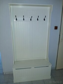 Vešiaková stena s úložným priestorom