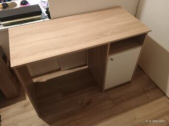 Stol a poschodova postel