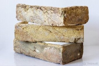 Ručne rezaný rustikálny tehlový obklad - rohový kus biely