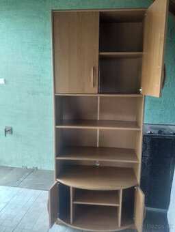 skriňa so zatvorenými i otvorenými poličkami