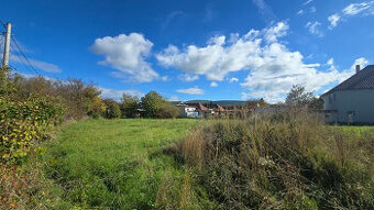 Pozemok pre viac rodinných domov v obci Kozárovce 1937 m2