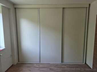Vstavaná skriňa 300x250x70