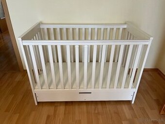Drevná postieľka s matracou SEGUM v záruke + príslušenstvo