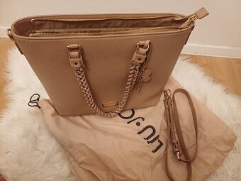 Krasna velka kabelka znackova