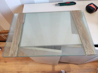 Darujem 4x sklenene dosky IKEA besta 56x36 do skrine