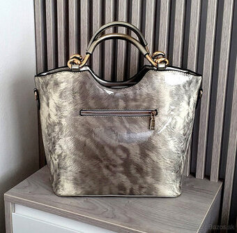 Lakovaná kabelka do ruky