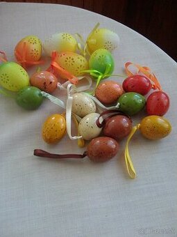 Predám plastové veľkonočné vajíčka na zavesenie - 18 ks.