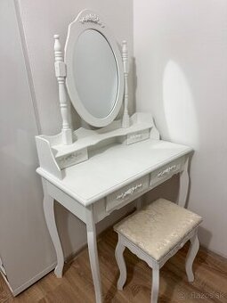 Kozmetický stolík