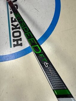 UPLNE NOVA PROFI HOKEJKA CCM JETSPEED FT6 PRO RHT - Lantosi