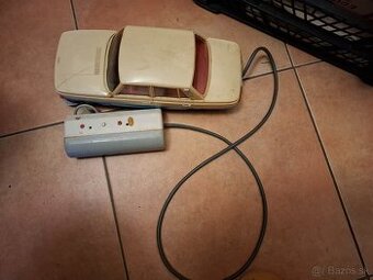 Stará hračka - auto na bovden