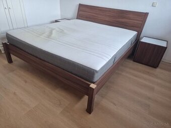 Manželská posteľ s roštom, matracom a 2x nočným stolíkom