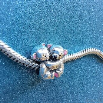 Prívesok Mackovia v objatí