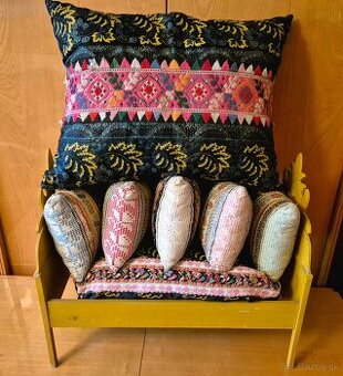 Predám veľkú postielku z vyšívanými vankúšmi