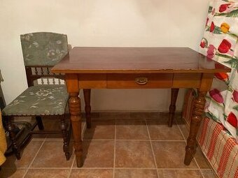 Starožitný stôl a stolička
