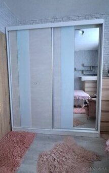 Veľká šatníková skriňa