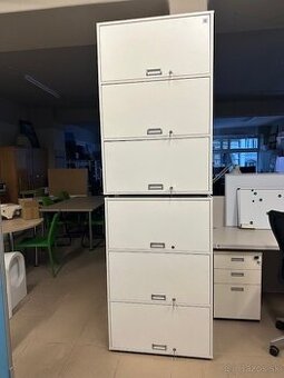 skřínky s výklopnými dvířky zamykatelné