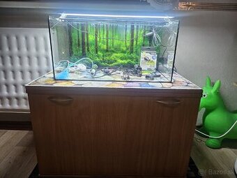 Akvarium zo stolíkom