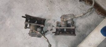 Zadné strmene, brzdy