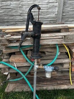 Ručná pumpa na studňu