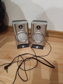 malé stolové reproduktory