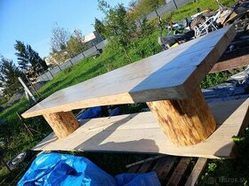 Velký drevený stol s lavicami
