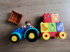 Lego duplo chlapec s traktorom a ovocim