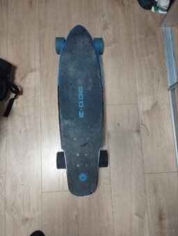 Elektrický skateboard (longboard)