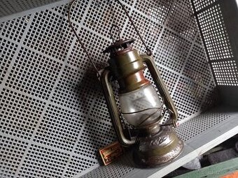 vojenska petrolejova lampa