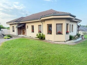 VEĽKÉ ZÁLUŽIE - priestranný RD s peknou záhradou a 3 garážou